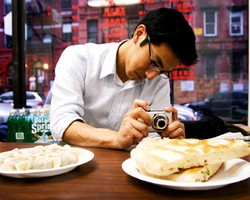 Jepret! Memotret Hidangan Sebelum Makan Bisa Bikin Langsing