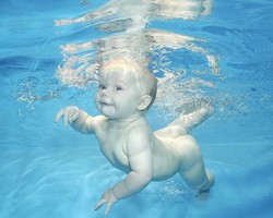 Wow, Bayi Usia 2 Hari Bisa Diajari Berenang di Sekolah Ini