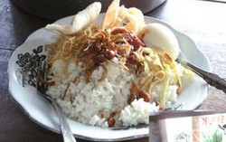 Sarapan Penuh Energi, Nasi Uduk Komplet 500 Kalori