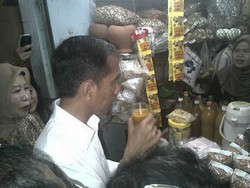 Kunjungi Mustika Ratu, Jokowi Seruput Jamu Gendong & Jajan Kerak Telor