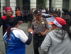 Pak Polisi Ikut Joget Bareng Pendemo di Medan
