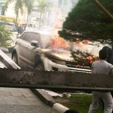 Mobil Range Rover Milik Ketua KNPI Pekanbaru Dibakar Pria Misterius