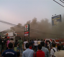 Api Membakar 7Eleven di Pondok Pinang