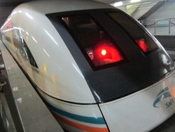 Sensasi Naik Kereta Bandara Super Cepat Magnet di Shanghai