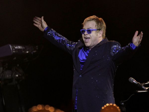 Semangat Elton John di Atas Panggung