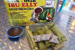Otak-otak Ibu Elly, Camilan Wajib Coba di Makassar