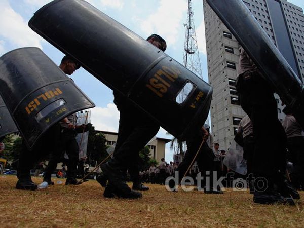Pelatihan Pengamanan Massa Bagi Polisi Baru