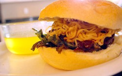 Sandwich Soup & Thai Diracik Sebagai Pelesetan Video Klip Suit & Tie 