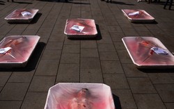 Protes Konsumsi Daging, Aktivis Spanyol Ini Tampil Mirip Daging Mentah