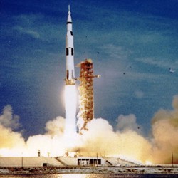 Bos Amazon Gelar Ekspedisi Temukan Bangkai Apollo 11