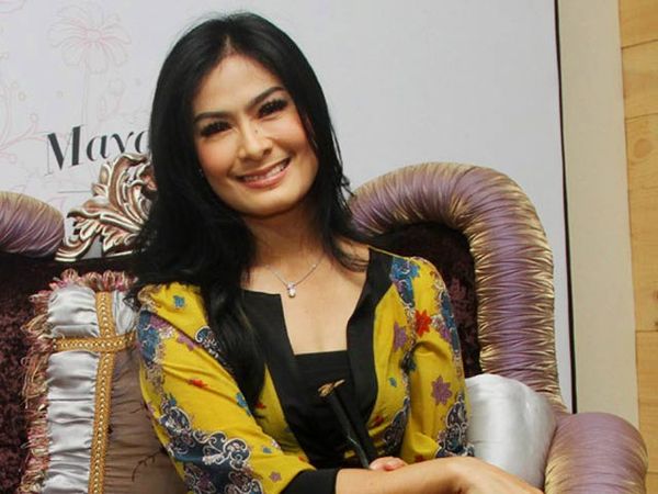 Lentiknya Bulu Mata Iis Dahlia