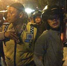 Bandit Jalanan Dihajar Warga di Depan Mapolda Jatim