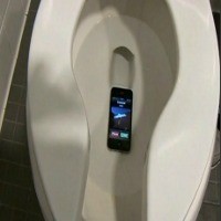 Ponsel Kecemplung Kloset, Ini Cara Menyelamatkannya