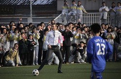 Pada Rabu (20/3), eks kapten Timnas Inggris itu ikut bermain sepakbola bersama siswa-siswa sekolah menengah di Beijing. REUTERS/Petar Kujundzic.