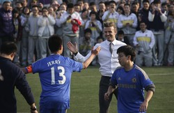 Beckham berselebrasi bersama rekan timnya dalam pertandingan persahabatan di sekolah tersebut. REUTERS/Petar Kujundzic.
