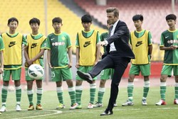 Hari ini gelandang, Paris Saint Germain itu memberikan pelatihan di sebuah sekolah sepakbola di Beijing, Guo'an soccer. REUTERS/Stringer.