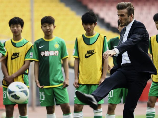 Beckham Latih Anak-anak China
