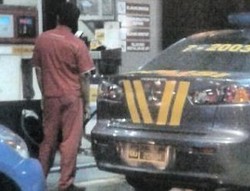 Mobil Dinas Polisi Minum Bensin Premium di Bintaro 