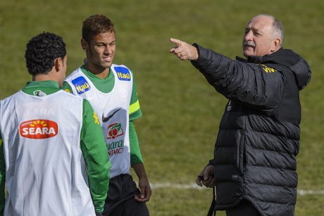 Scolari Umumkan Tim Lawan Italia
