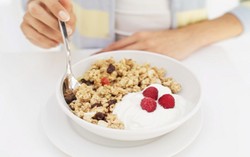 Agar Tubuh Ramping, Sarapan Yogurt Plus Sereal