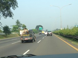 Penampakan Aksi Satpol PP di Tol Jakarta-Merak yang Membahayakan