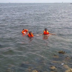 Jajal Life Jacket Bantuan Bakorkamla, Nelayan Muara Angke Terjun ke Laut