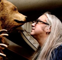 Vokalis-Gitaris Dinosaur Jr. Mendesain Sepatu untuk Perusahaan Sepatu Vegan