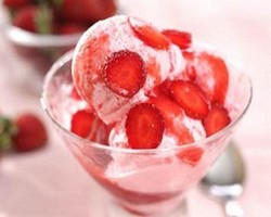 Strawberry & Cherry Sundae untuk Kudapan Akhir Pekan