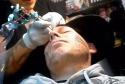 Wajah Dipenuhi Tato Iklan Perusahaan, Pria Ini Menyesal