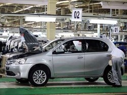 Ini Tanggapan Masyarakat Surabaya Soal Toyota Etios