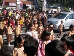 Survei: Beberapa Anak Meleng Saat Ada Mobil Lewat