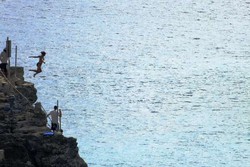 Yang Menantang di Bali, Terjun Bebas dari Tebing Nusa Ceningan