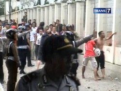 Berduaan dengan Kekasih, Mahasiswa Dipukul Satpam