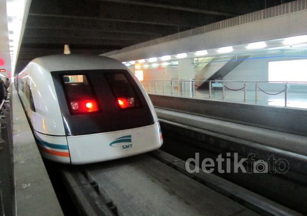 Merasakan Sensasi Kereta Magnet di Shanghai