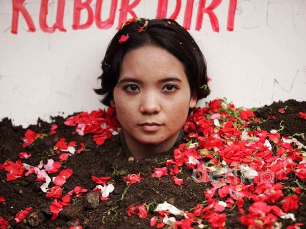 Kritik SBY, Gadis Cantik Kubur Diri