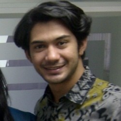 Reza Rahadian Antusias Akting Bareng Aktor-aktor Brunei
