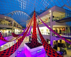 Desainer Belanda Rilis Gaun Polkadot Terpanjang di Dunia