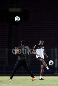 Beberapa pemain berlatih mengontrol bola.
