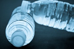 Air dalam Botol Plastik yang Disimpan di Mobil Bisa Picu Kanker Itu Hoax