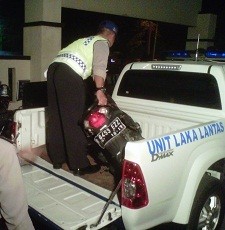 Ugal-ugalan Naik Motor, 2 Bocah Terluka Parah