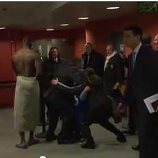 Setengah Bugil, Balotelli Cuek Melintas Ruang Wartawan