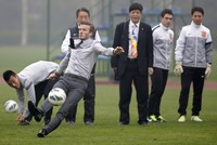 Saat akan menendatang, Beckham tampak terpeleset. REUTERS/Stringer.