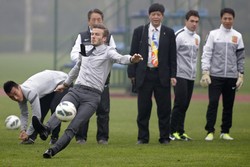 Saat akan menendatang, Beckham tampak terpeleset. REUTERS/Stringer.