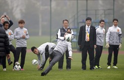 Mungkin karena sepatunya licin kali ya? REUTERS/Stringer.