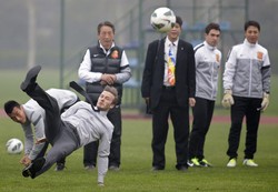 Beckham pun terjatuh ke tanah. REUTERS/Stringer.