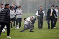 Namun Beckham segera bangkit. REUTERS/Stringer.