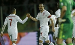 Frank Lampard merayakan golnya bersama Alex Oxlade-Chamberlain. REUTERS/Eddie Keogh.