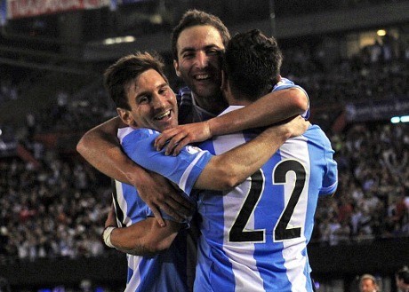 Higuain & Messi Antar Argentina Tundukkan Venezuela Higuain & Messi Antar Argentina Tundukkan Venezuela