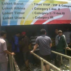 Tiket Kategori III Habis di Loket, Calo Berkeliaran
