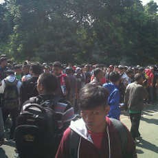 Antrean Panjang di Loket Penjualan Tiket Indonesia vs Arab